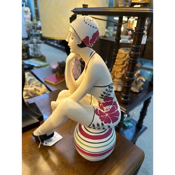 Retro Bathing Beauty‎ on Beach Ball - Picture 4 of 5